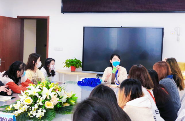 �Ϸ����Ǻ��׽̼��F(tu��n)�ƴ��׃��@���ഺ�T���(m��ng)�룬��(sh��)�`���M(j��n)���L(zh��ng)