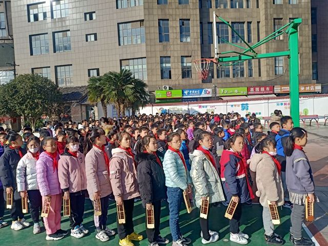 �Ϸ���ʮ��RС�W�_չ���������}�������