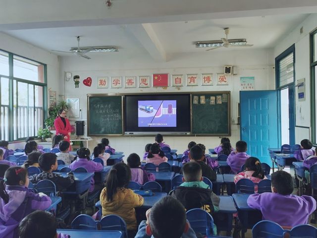 �Ϸ���ʮ��RС�W�_չ��������С�֣���ͨ��ȫӛ���g�����}����