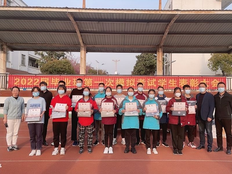 �Ϸ��е���ʮ���ЌW���Ϸ�У�����`���h �^鮺V��