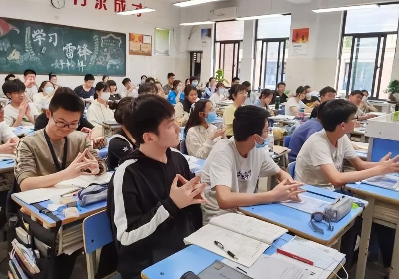 �Ϸ������_չ��������ɫ���������W�����L