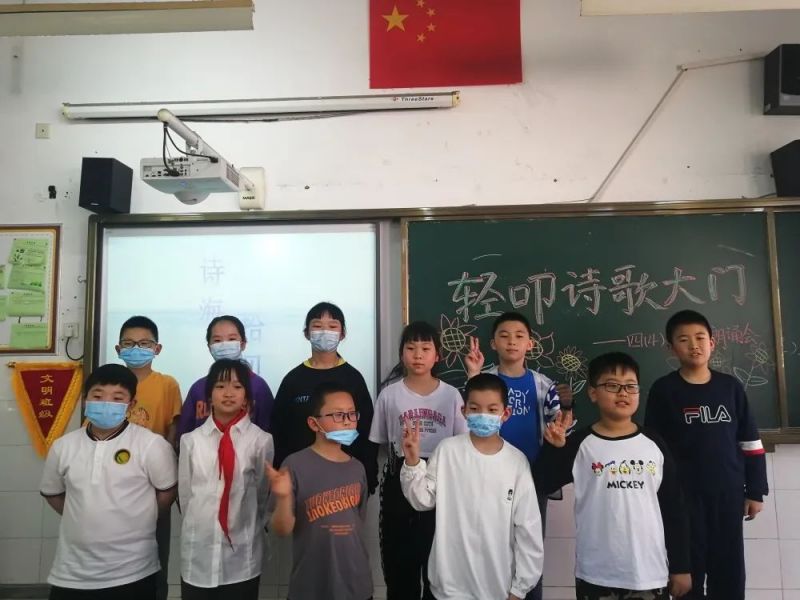 �Ϸ����L��·�ڶ�С�W�ྰ��У�^Ԋ�����b��