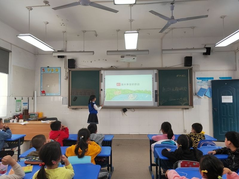 �Ϸ��л���·����С�W�������F����ȫ�oС�� ���������r