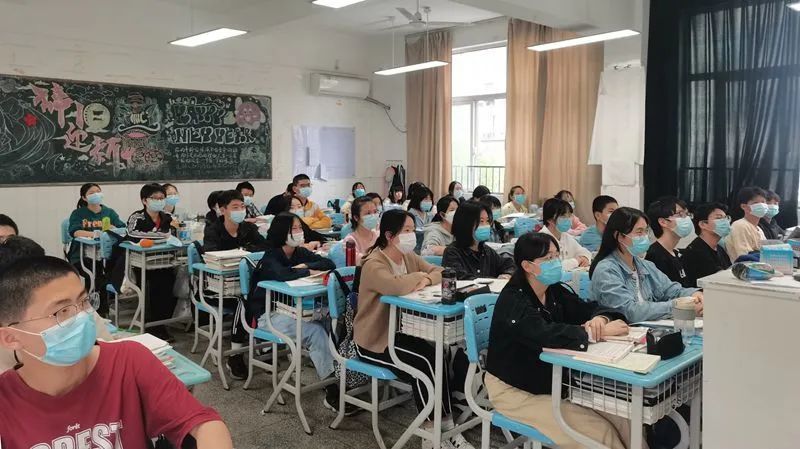 �Ϸ��еڶ��ЌW���_��һ�꼉�x���߰�ָ��ҕ�l��