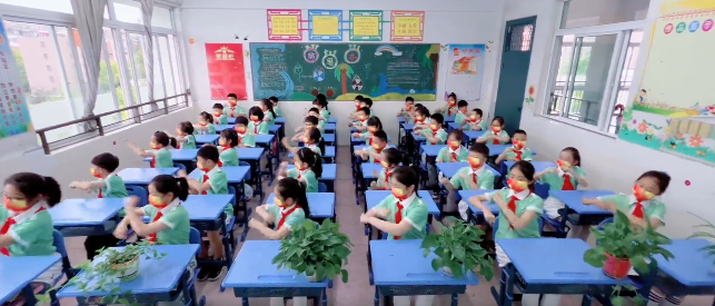 �Ϸ����L��·����С�W���Ļ��@У�^(q��)�n�g��ɲ�ϵ��չ��