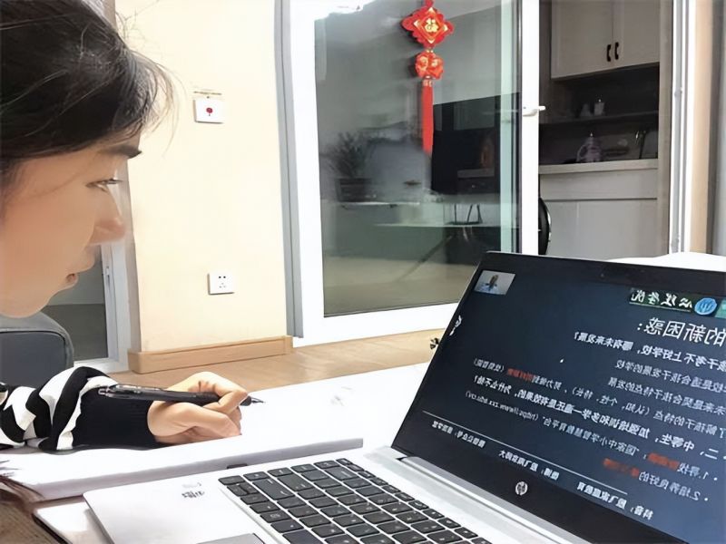 �Ϸ����L��С���Ļ��@У�^���W����ͨ���� ������У����