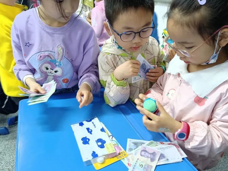 �Ϸ����L(zh��ng)��·�ڶ�С�W(xu��)һ4С�̵��_(k��i)�I(y��)��