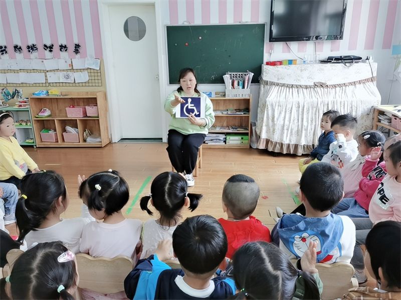 �Ϸ��д����׽������F(tu��n)���@�y�����B�� �c�۹����L(zh��ng)