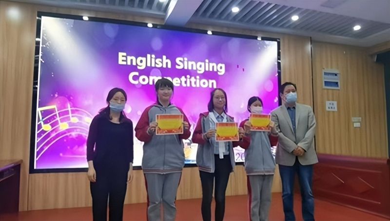 �Ϸ��е���ʮ���ЌW(xu��)�e��Ӣ�ĸ質��ِ