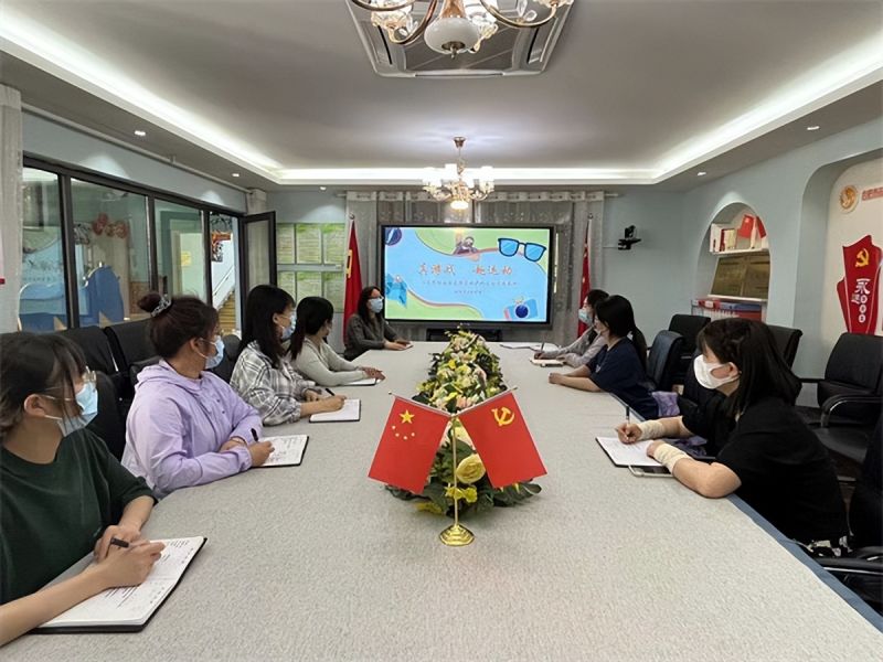 �Ϸ����p�׽������F���Ƿֈ@�_չ��һ��ͯ���\���Α����}����