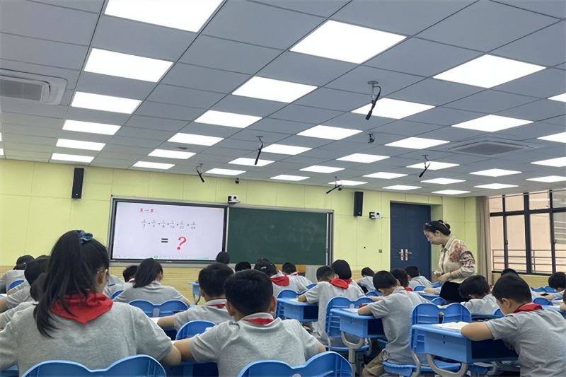 �Ϸ����L��С�mͤ��У������Ȥ��ӳ �I�YӭУ�c