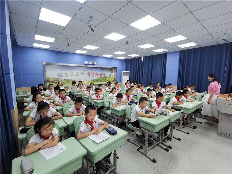 �Ϸ��а���С����У�e�k�Z���n���u��ĥ�nչʾ���