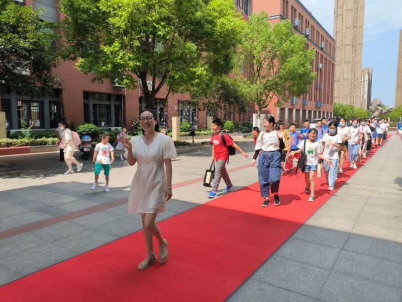 �Ϸ����L��·�ڶ�С�W��䞳У�^�_չ���꼉���I�g�ͻ��