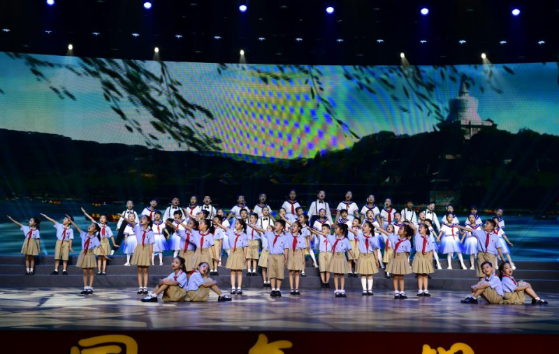 �Ϸʎ�����С�L�S��У���L�S�h����һ��ˇ�gչ���Ы@�صȪ���һ��