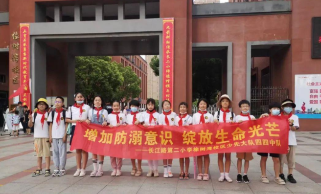 �Ϸ����L��·�ڶ�С�W��䞳У�^�����ڷ���ˮ ��ȫӛ���g