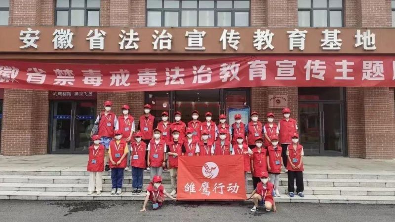 �Ϸ����L(zh��ng)��·�ڶ�С�W(xu��)�ྰ��У�^(q��)���r���Є�(d��ng)�����һ��