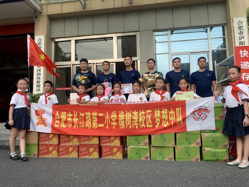 �Ϸ����L(zh��ng)��·�ڶ�С�W(xu��)��䞳У�^(q��)����������������¾������{(l��n)