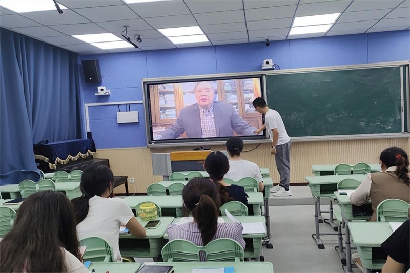 �Ϸ��а��c·����С�W(xu��)����У�_(k��i)չ�W(xu��)�ڵ�һ��(ch��ng)�̌W(xu��)��ӑ���(d��ng)