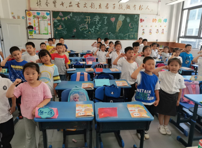 �Ϸ������b��С�W���AͥУ�^������W�Ӛw��У�@�����T