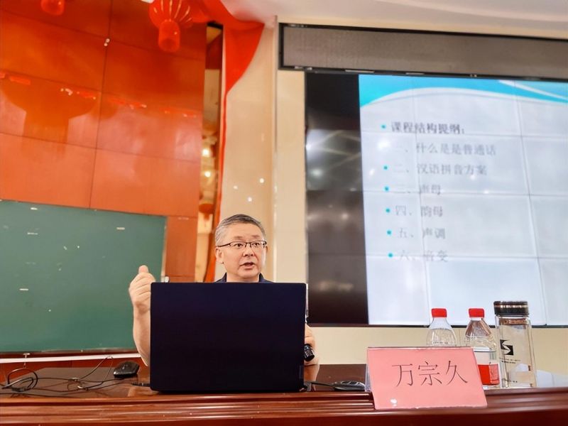 �Ϸ������b��С�W�e����ͨԒ���}��Ӗ��