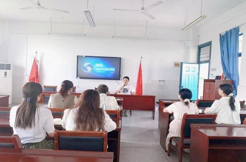 �Ϸ��а���С����У���_������������