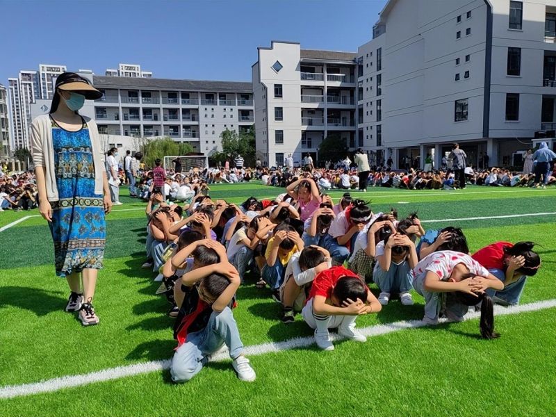 �Ϸ������b��С�W���AͥУ�^ �_չ����һ�ˡ���ȫ��ɢ�ݾ����