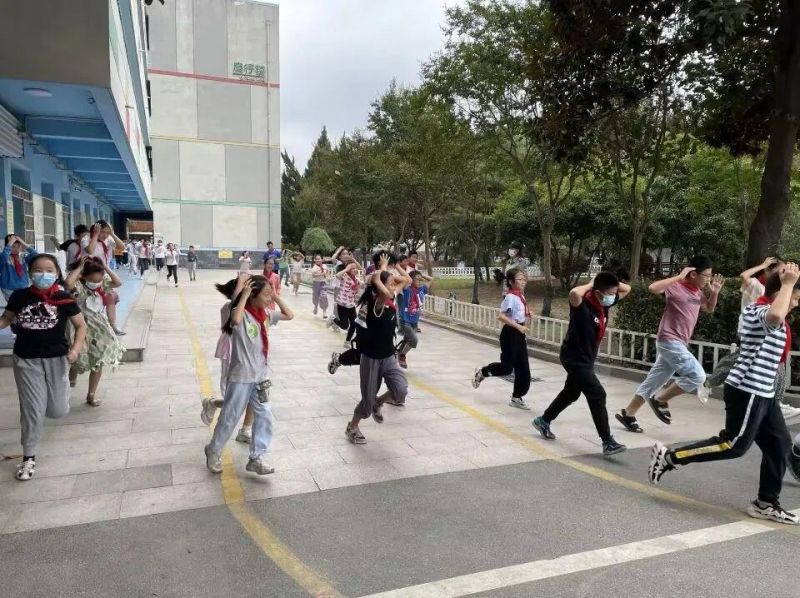 �Ϸ�����ɽС�W(xu��)�_(k��i)չ9•18������ɢ�ݾ�