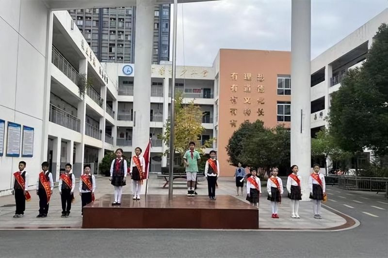 �Ϸ����L��С���Ļ��@У�^�������T ��K��