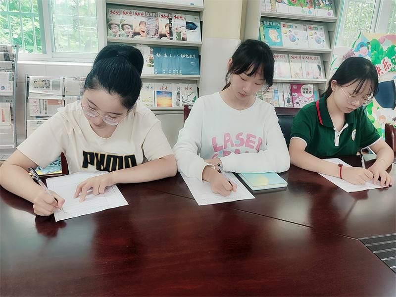 �Ϸ������v�׽̼��F(tu��n)���v�҈@�@�^(q��)���ж��M�_չ���л��(d��ng)