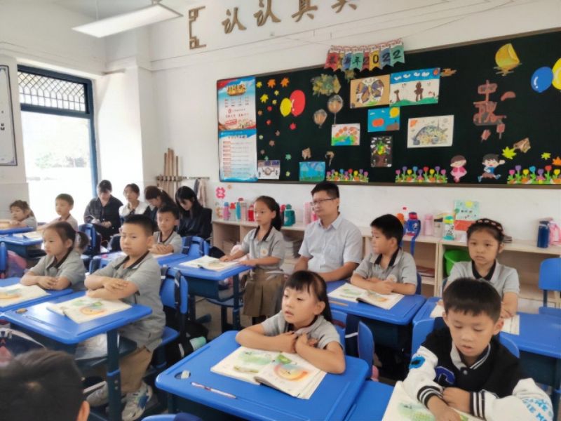 �Ϸ����L��С�mͤ��У�I�մ󾚱�֮�Z�ĽM���½̎������n�����