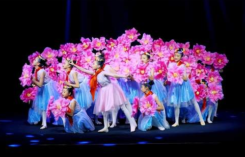 �����������F�`ϪУ�^��Ʒ�Ļ�֮�� չ�`���L��