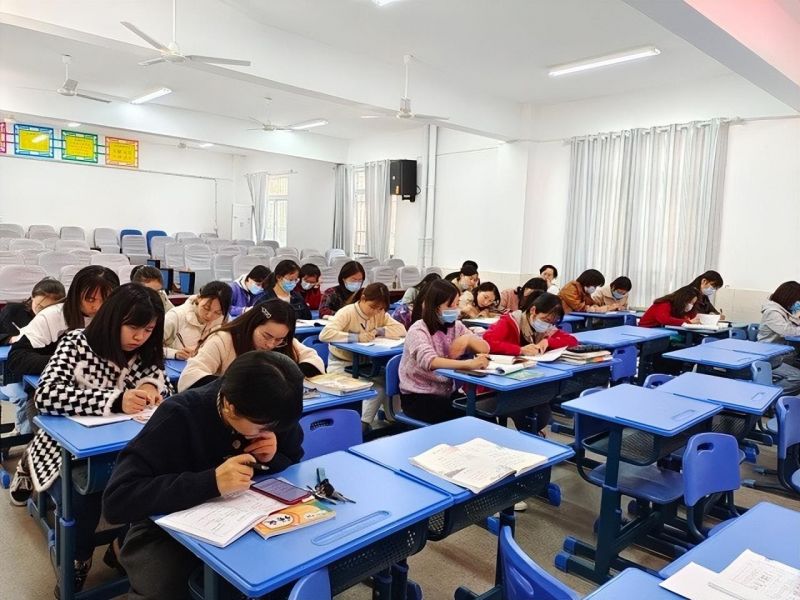 �Ϸ����L��С���Ļ��@У�^�۽������n�� ���M�����¡�����