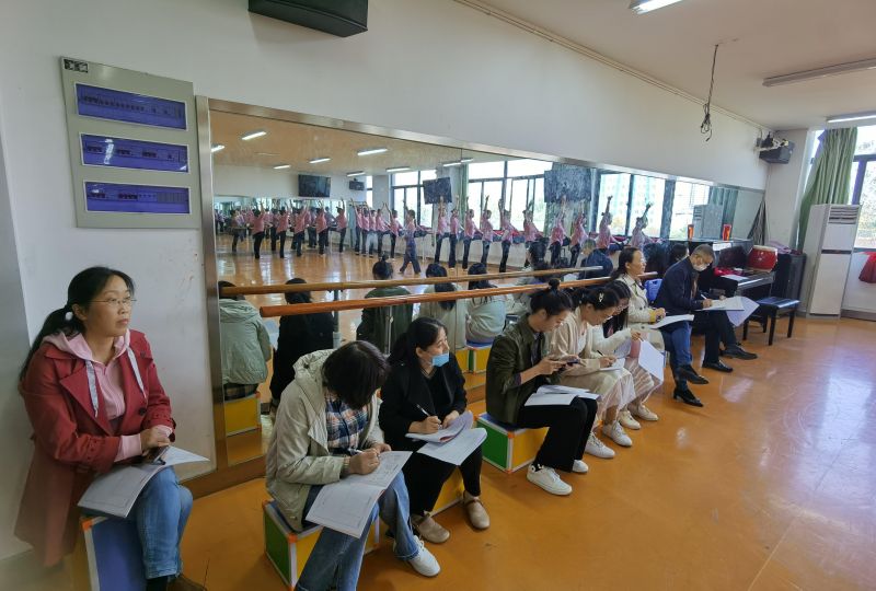 �Ϸʹ��I�WУ�_չ�̎��̌W�I�մ󾚱��ߡ��̉����ǡ����x���