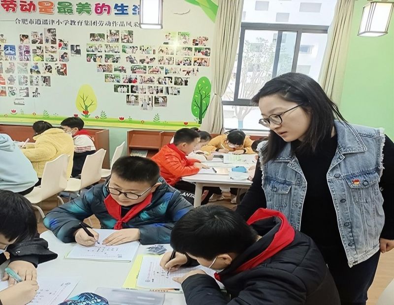 �Ϸ������b��С�W���AͥУ�^��һĨ־Ը�t������ů����