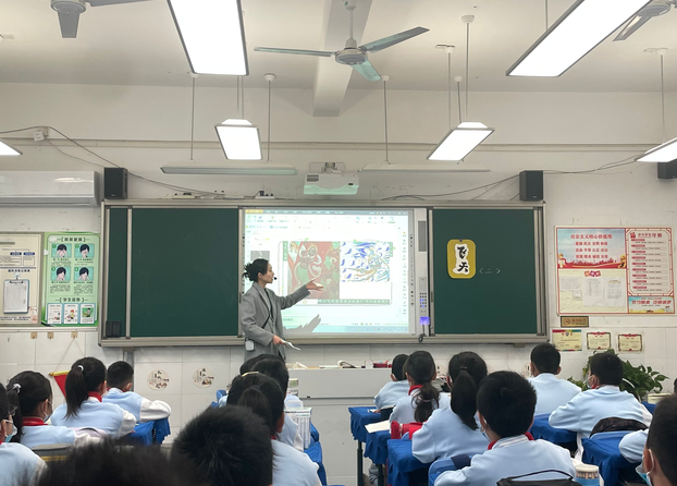 �Ϸ������b��С�W���AͥУ�^������̎�չ�L�ɣ���ͬ���дٳ��L