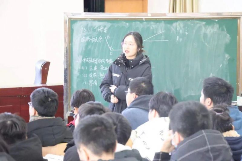 �Ϸʰ��н������F��ɽ��У���W���нM����̎��R���n