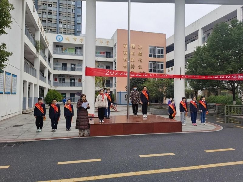 �Ϸ����L��·����С�W���Ļ��@У�^�����o�۾���ע�������l��