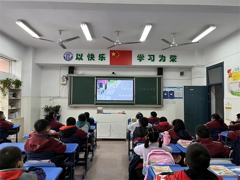 �Ϸ�����С�s�ǻ��@��У�_(k��i)չ��ͨ��ȫ���}�������(d��ng)