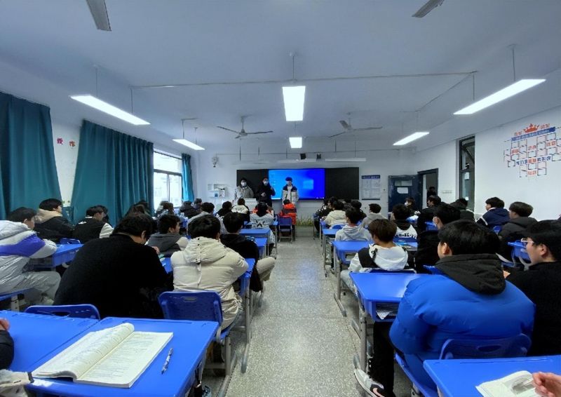 �Ϸʹ��I(y��)�WУͨ�Ź����Ї��ƄӬF(xi��n)���Wͽ���_���һ�n