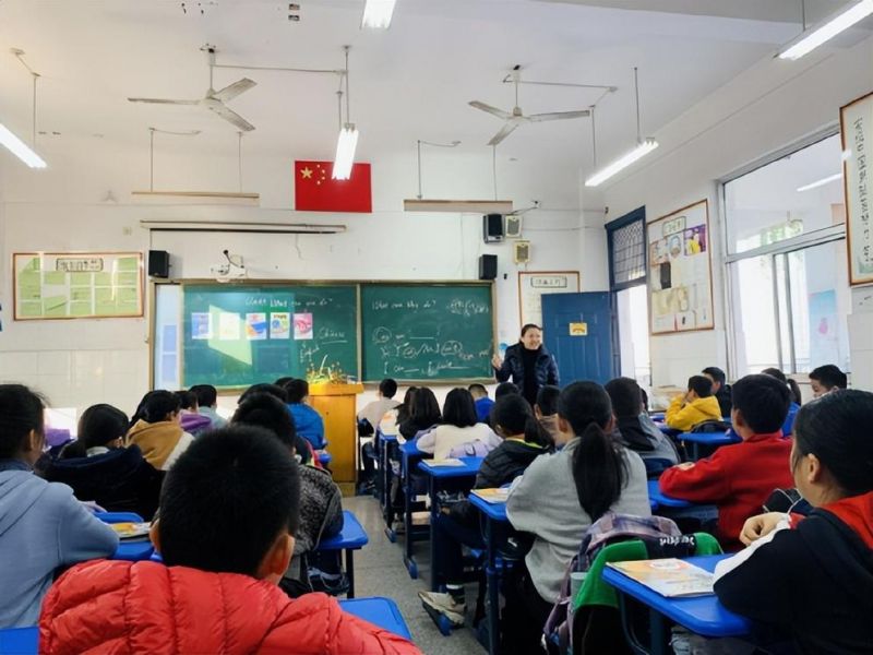 �Ϸ����L��·�ڶ�С�W�ྰ��У�^Ӣ�Z�M���л��