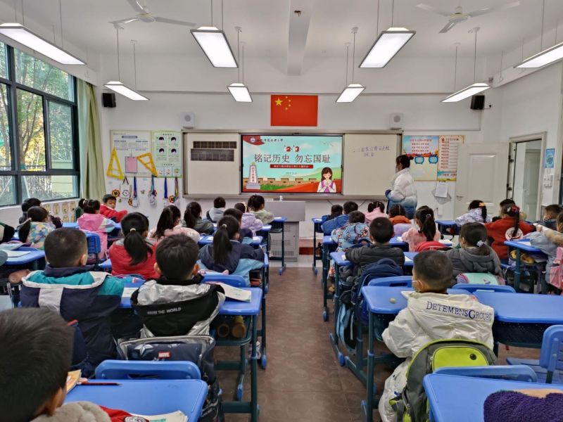 �Ϸ������b��С�W���AͥУ�^���ӛ�vʷ��������ƽ