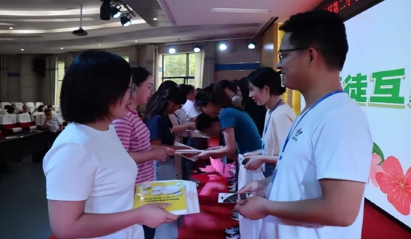 �Ϸ��Ў������ٵڶ�С�W(xu��)�̎����м�(j��)���̉����ǡ���ِ�Ы@�ѿ�(j��)