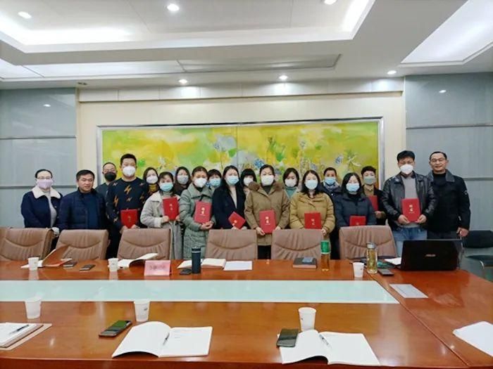 �Ϸ��еڶ��ЌW�e�и����꼉����ί���������