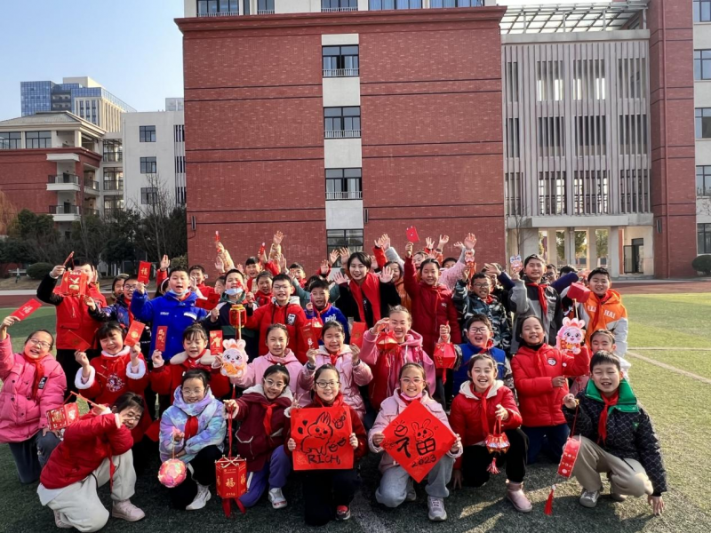 �Ϸ��а��c·����С�W(xu��)�������F(tu��n)�`ϪУ�^(q��)���gϲ�[Ԫ�� �옷ӭ�_�W(xu��)