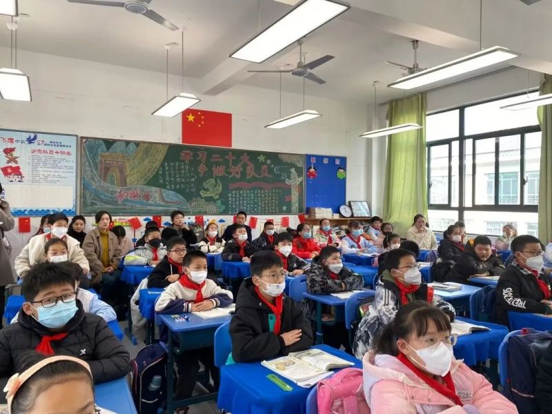 �Ϸ������b��С�W���AͥУ�^�_չ���꼉�����{�С����