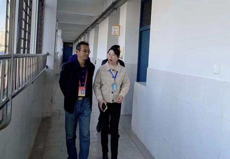 �Ϸ��а��c·����С�W(xu��)�������F(tu��n)���c·У�^(q��)��؟(z��)�ζ��W(xu��)�M(j��n)У�@ ȫ�涽��(d��o)��ǰ��