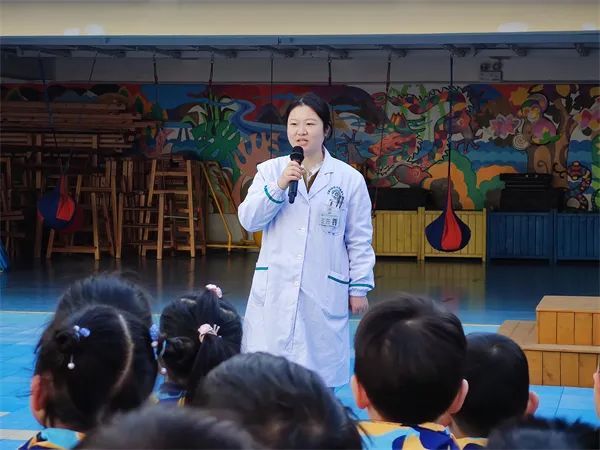 �Ϸ��а��׽������F(tu��n)�l(w��i)��������У�L�M(j��n)�н����������v