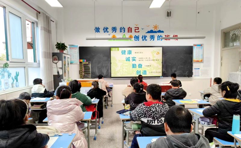 ���c�и���С�W�_չ��������Ӣ�ҡ����}����