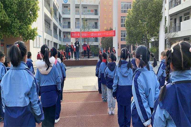 �Ϸ����L��·����С�W���Ļ��@У�^����ȫ�oС�� ƽ��������