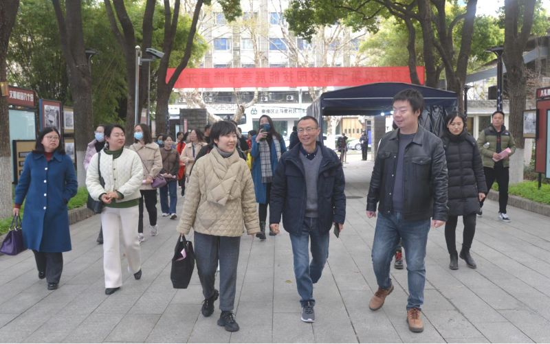 �Ϸʹ��I�WУ���̌W�������θ��Ͼ�ؔ���ߵ��I���g�WУ���콻��